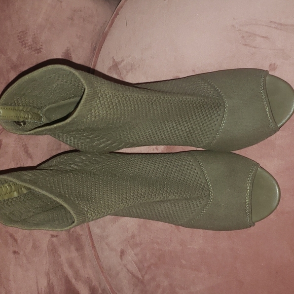 Express size 9 camo green open toe bootie heals - Picture 4 of 4